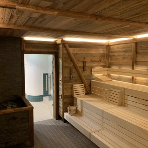 bild6 sauna altholz ofen saunabank beleuchtung wellness anlage bau aqua fun kirchlengern fire ice sauna group