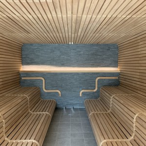 bild5 sauna bank geschwungen banklatten montage wellness anlage bau gerolsbad pfaffenhofen fire ice sauna group
