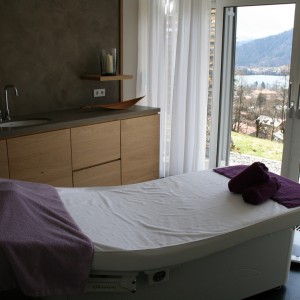 foto11 liege massage raum beauty moebel anlage bau wellness hotel tegernsee fire ice sauna group