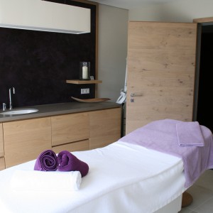 foto9 liege massage raum beauty moebel anlage bau wellness hotel tegernsee fire ice sauna group
