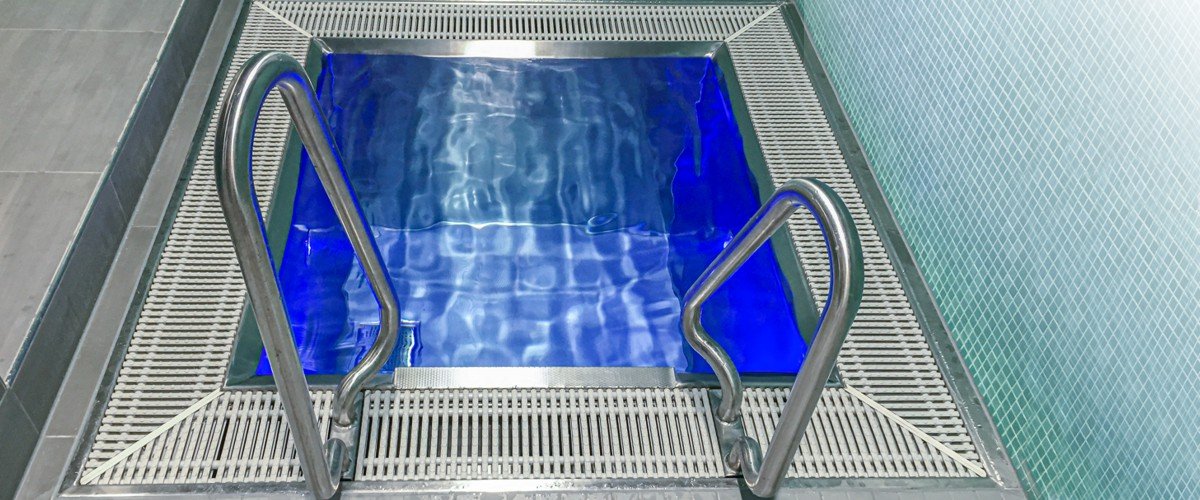 Icy acqua fredda in una vasca di ghiaccio Foto stock - Alamy